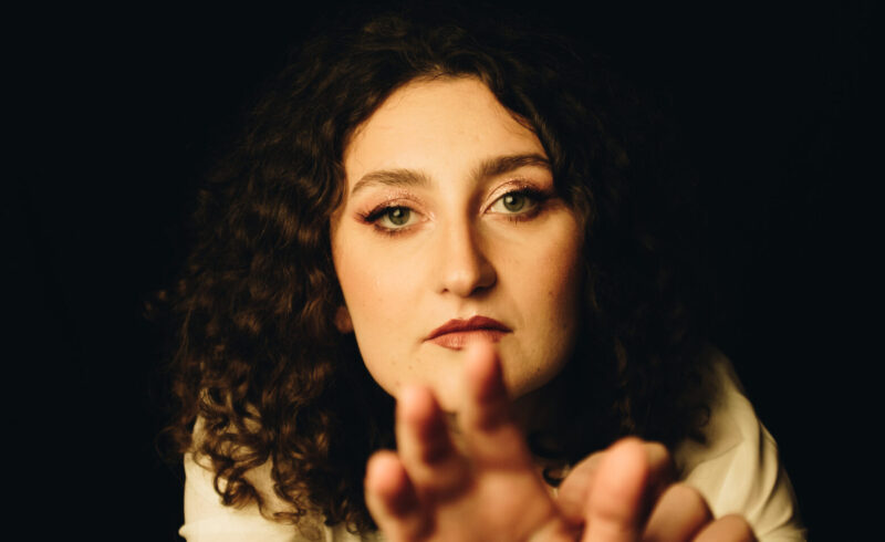 Cranìa evanescente ed eterea cantautrice Cranìa evanescente ed eterea cantautrice