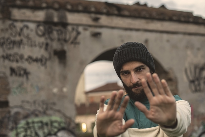 Moderno cantautore, di nome e di fatto, e pluripremiato artista Moderno cantautore, di nome e di fatto, e pluripremiato artista